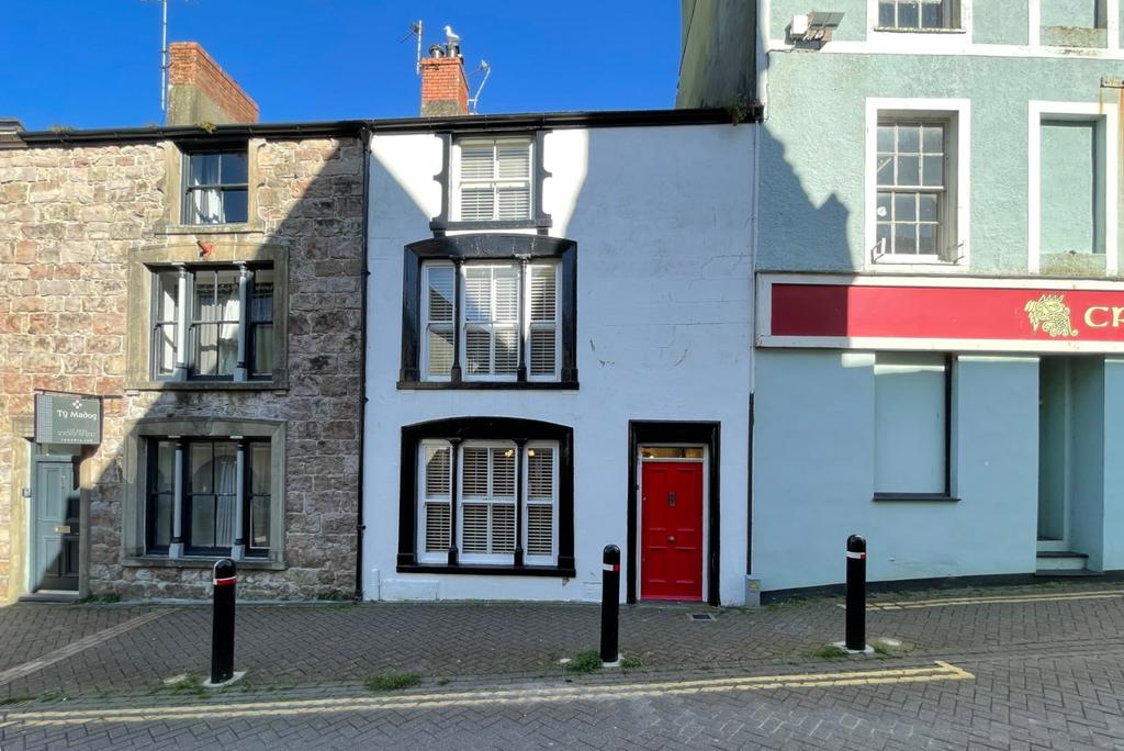 Castle Street, Caernarfon, Gwynedd, LL55 4 bed terraced house £220,000