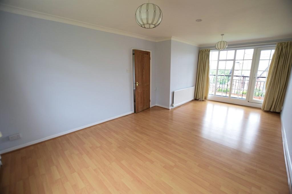 The Glade, Scarborough 2 bed ground floor flat £595 pcm (£137 pw)