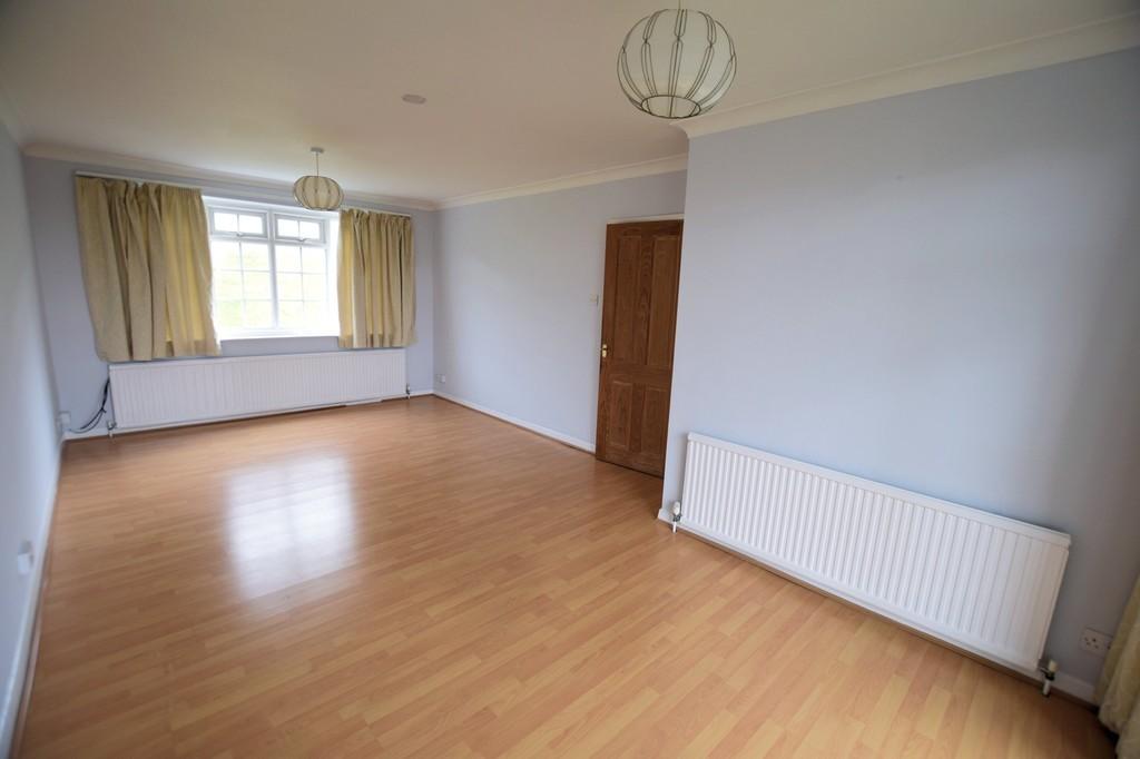 The Glade, Scarborough 2 bed ground floor flat £595 pcm (£137 pw)