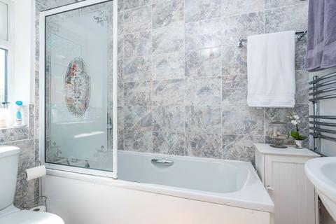 16 Woodside Crescent, Sidcup, DA15 7JJ