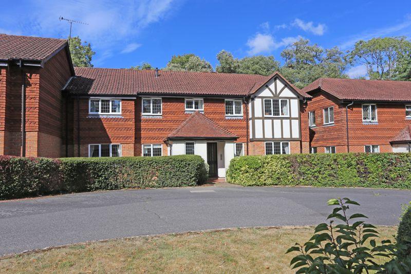 Hatchlands, Cuckfield 2 bed apartment £975 pcm (£225 pw)