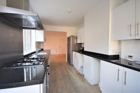 3 bedroom semi-detached house to rent, Woking Road, Guildford