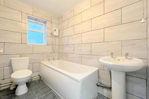 3 bedroom terraced house to rent, Chesford Road, Putteridge, Luton, LU2 8DT