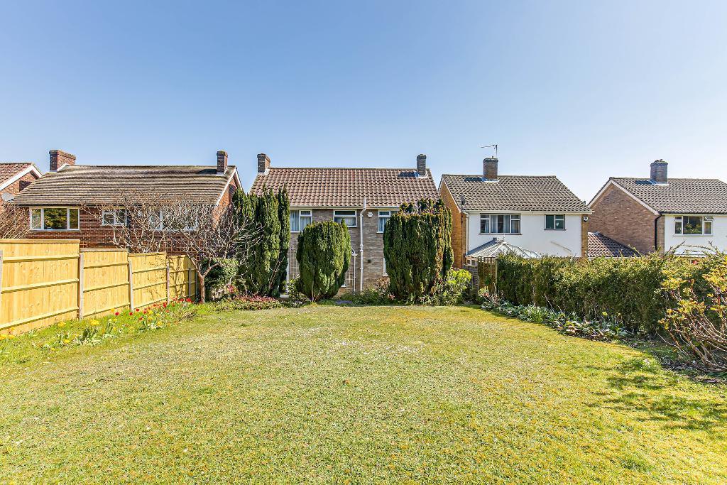 Ellenbridge Way, Sanderstead, South Croydon, Surrey, CR2 0EW 3 bed