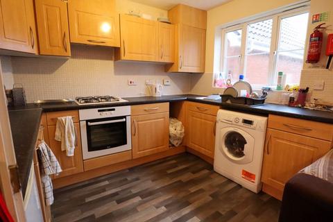 4 bedroom semi-detached house to rent, Roe Drive, Norwich