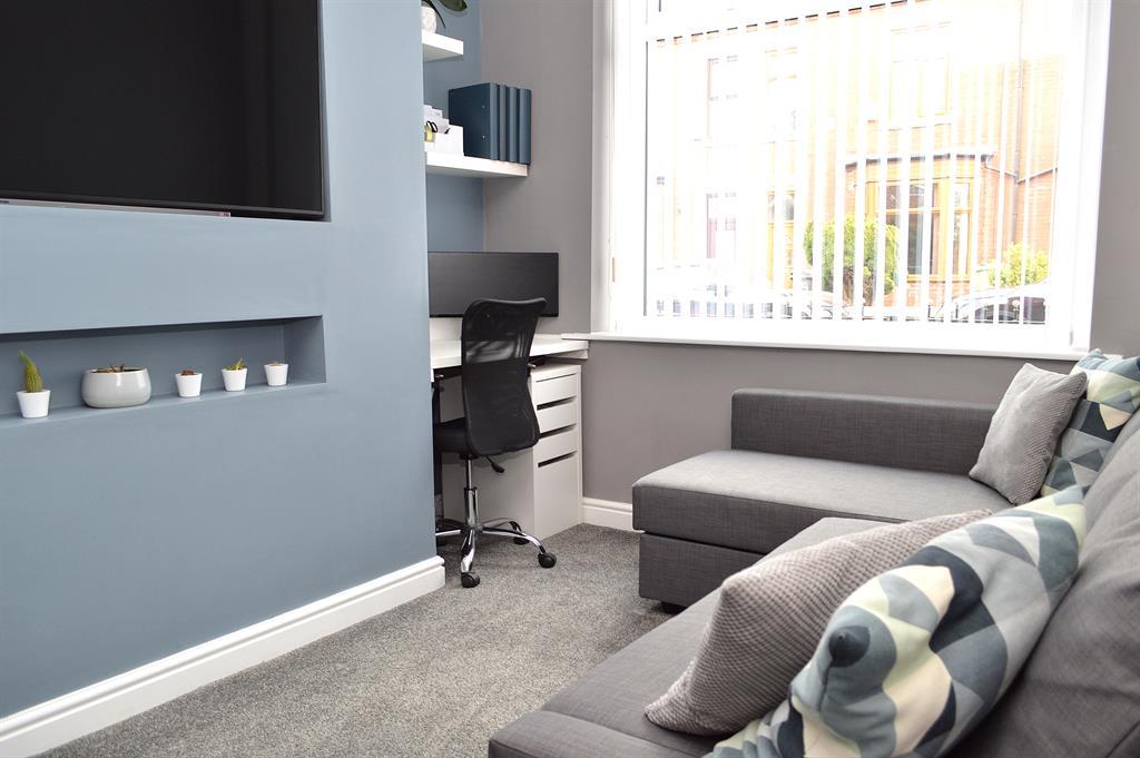 Carnarvon Street, Hollinwood, Oldham, OL8 3PW 3 bed terraced house £