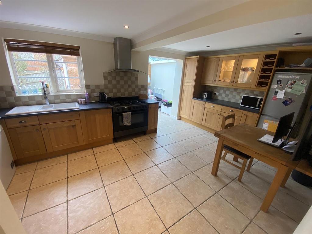Kitchen 1.jpg