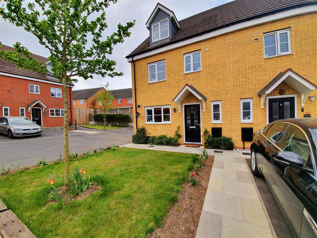 John Brooks Gardens, Coventry 4 bed semidetached house £270,000