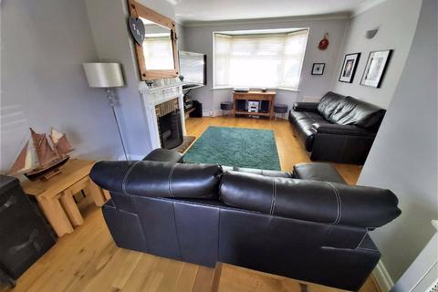 65 Buckingham Drive, Emmer Green, Reading, RG4 8SB