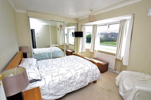 65 Buckingham Drive, Emmer Green, Reading, RG4 8SB