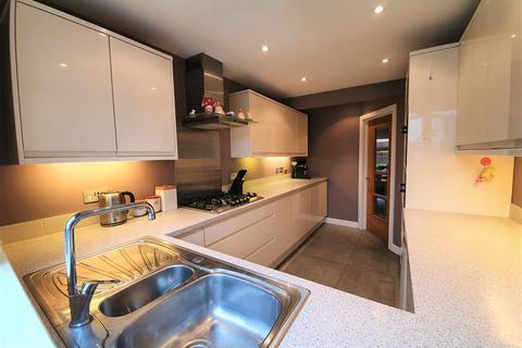 16 Woodhall Close, Uxbridge, UB8 1PY