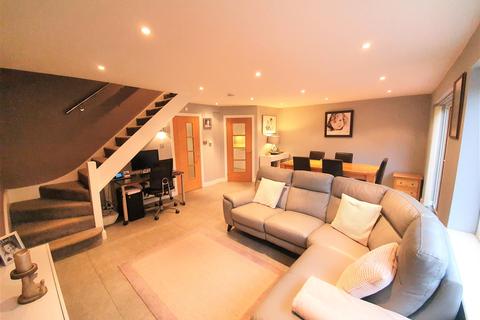 16 Woodhall Close, Uxbridge, UB8 1PY