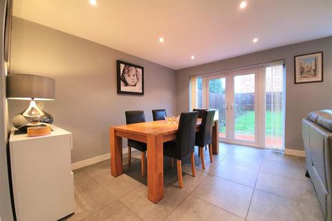 16 Woodhall Close, Uxbridge, UB8 1PY