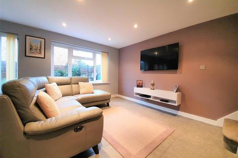 16 Woodhall Close, Uxbridge, UB8 1PY
