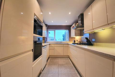 16 Woodhall Close, Uxbridge, UB8 1PY
