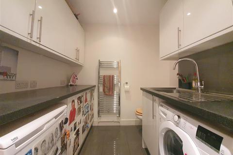 16 Woodhall Close, Uxbridge, UB8 1PY