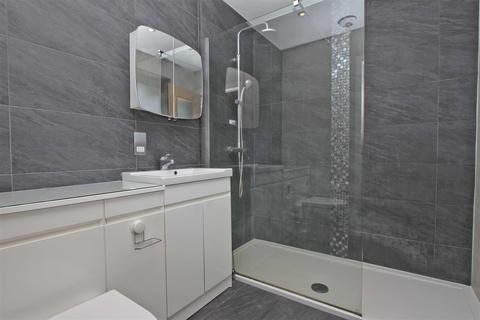 16 Woodhall Close, Uxbridge, UB8 1PY