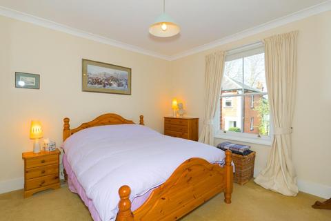 18 Laburnum Road, Epsom, KT18 5DT