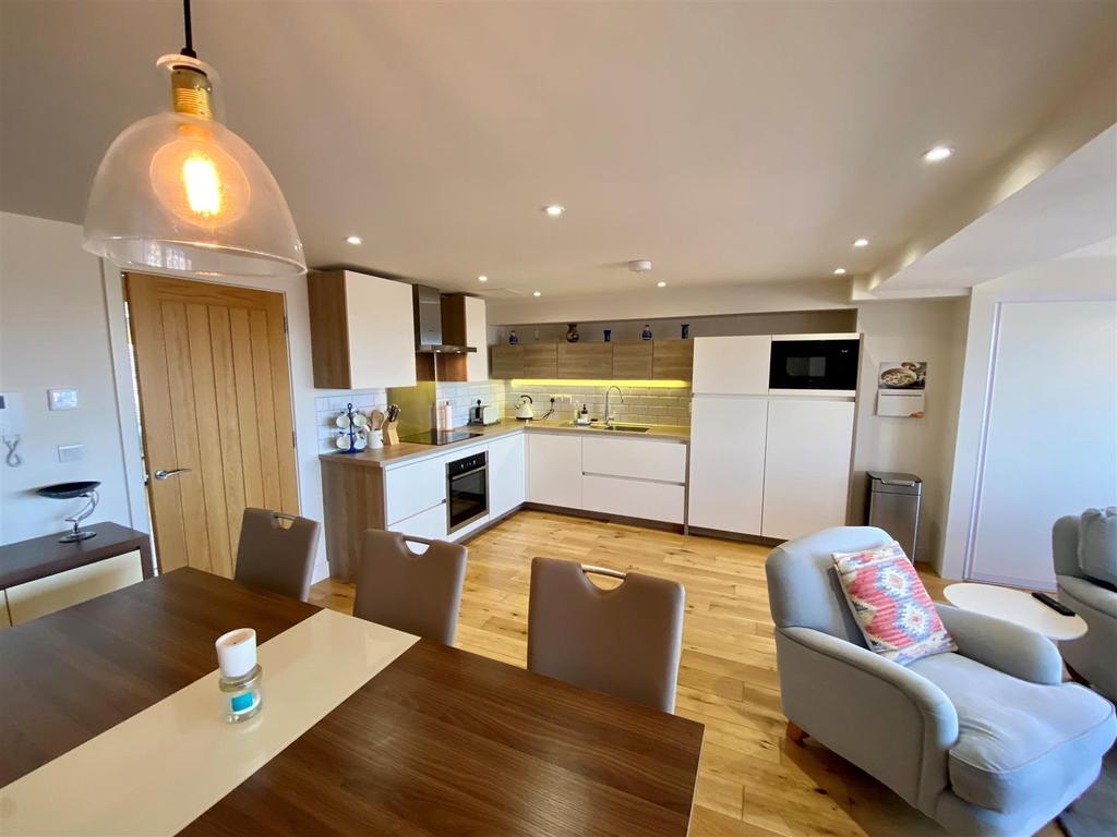 Kitchen 2.jpg