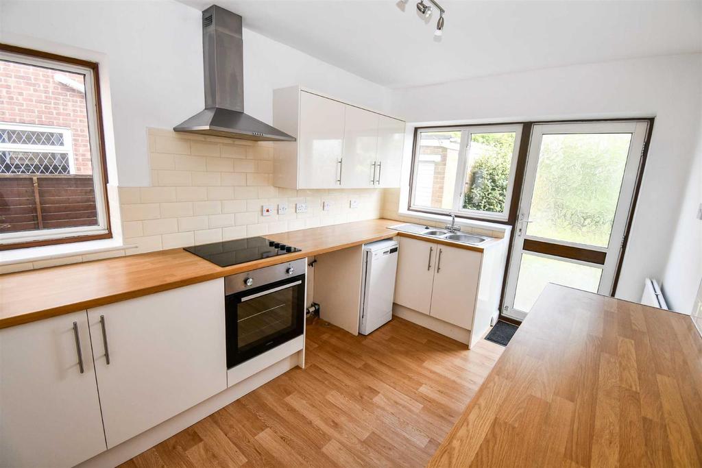 Lawnswood, Hessle 3 bed semidetached house £189,995