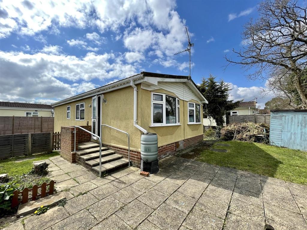 Larch Drive, Crookham Common, Thatcham 2 bed park home for sale £145,000