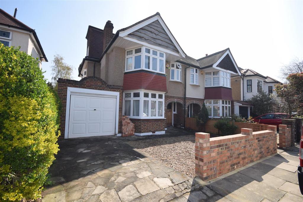 Ryecroft Avenue, Twickenham 4 bed detached house £3,000 pcm (£692 pw)