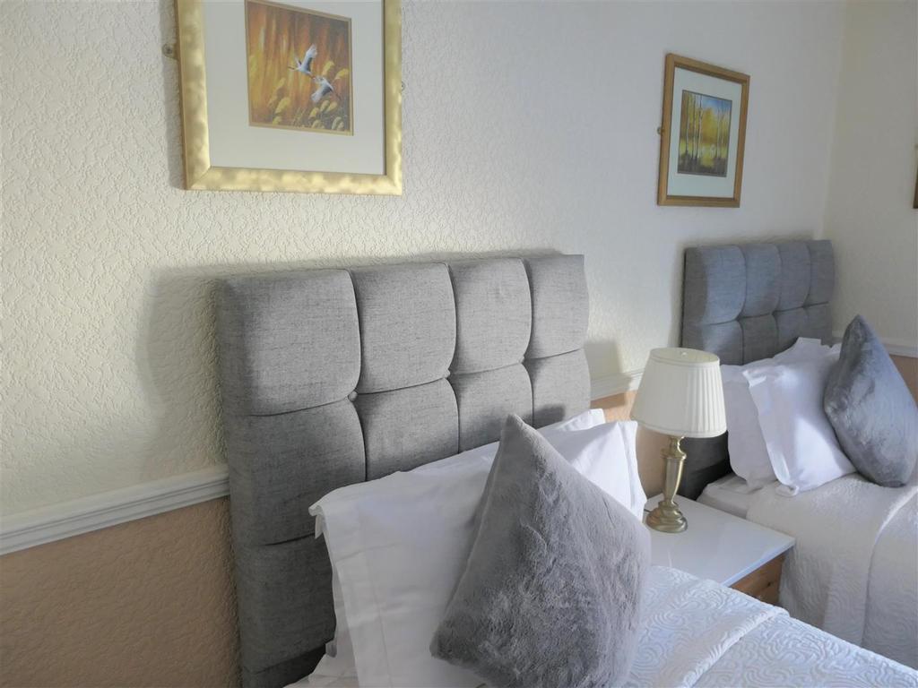 Montclare Twin Room 14.JPG