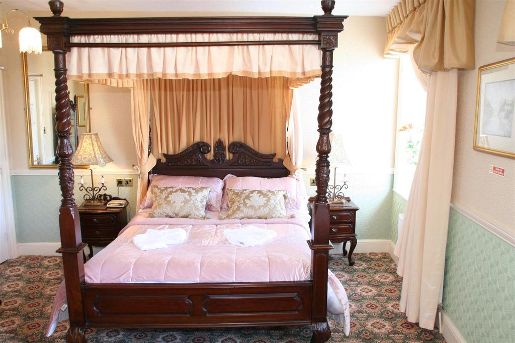 Montclare Room 12 a.JPG