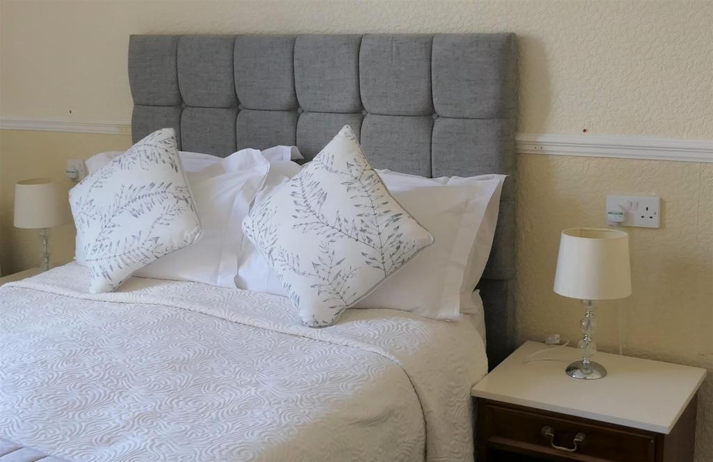 Montclare Double Room 4.JPG