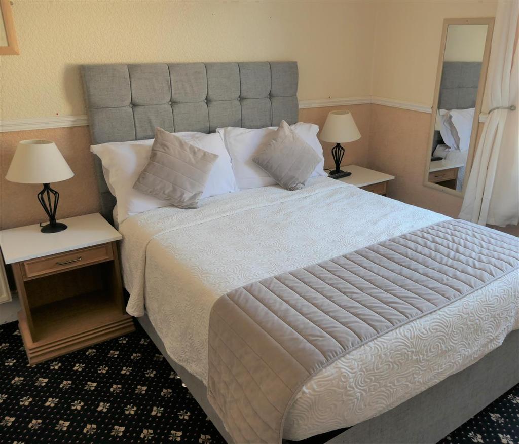 Montclare Double Room 10.JPG