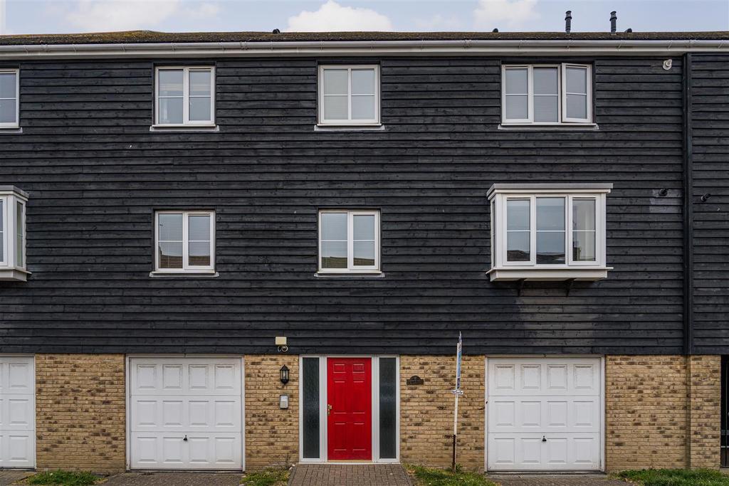 Diamond Road, Whitstable 2 bed flat £950 pcm (£219 pw)