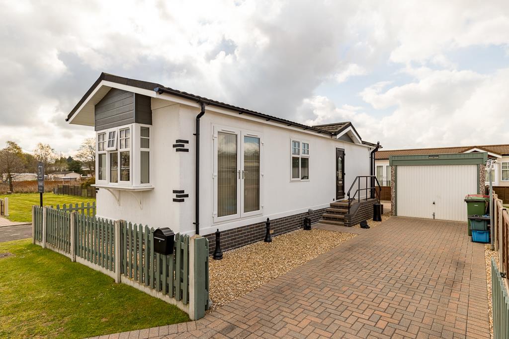 Ashfield Park, Scunthorpe 2 bed detached bungalow - £90,000