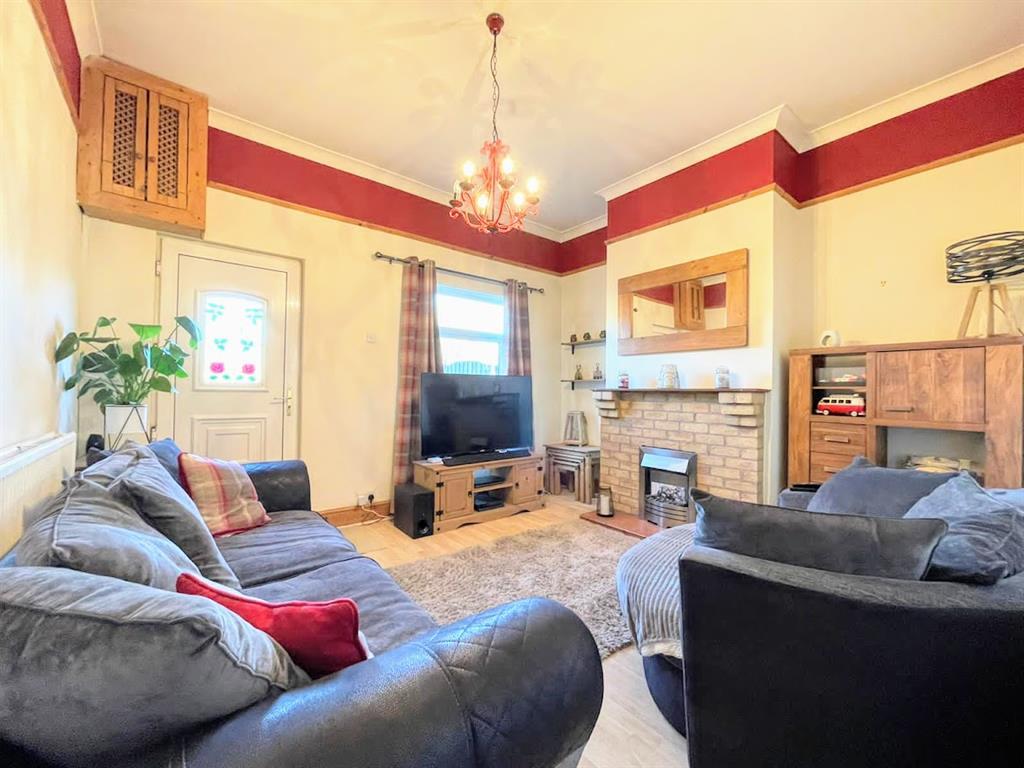 Higham Common Road, Barnsley, S75 1PW 2 bed terraced house £120,000