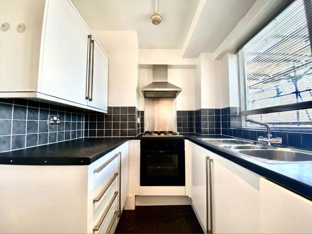Gooch House, Portpool Lane, London EC1N 3 bed flat £1,950 pcm (£450 pw)