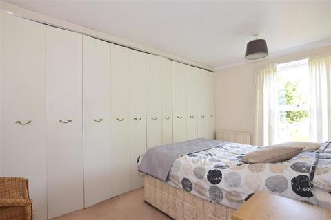 10 Farm Holt, New Ash Green, Longfield, DA3 8QA