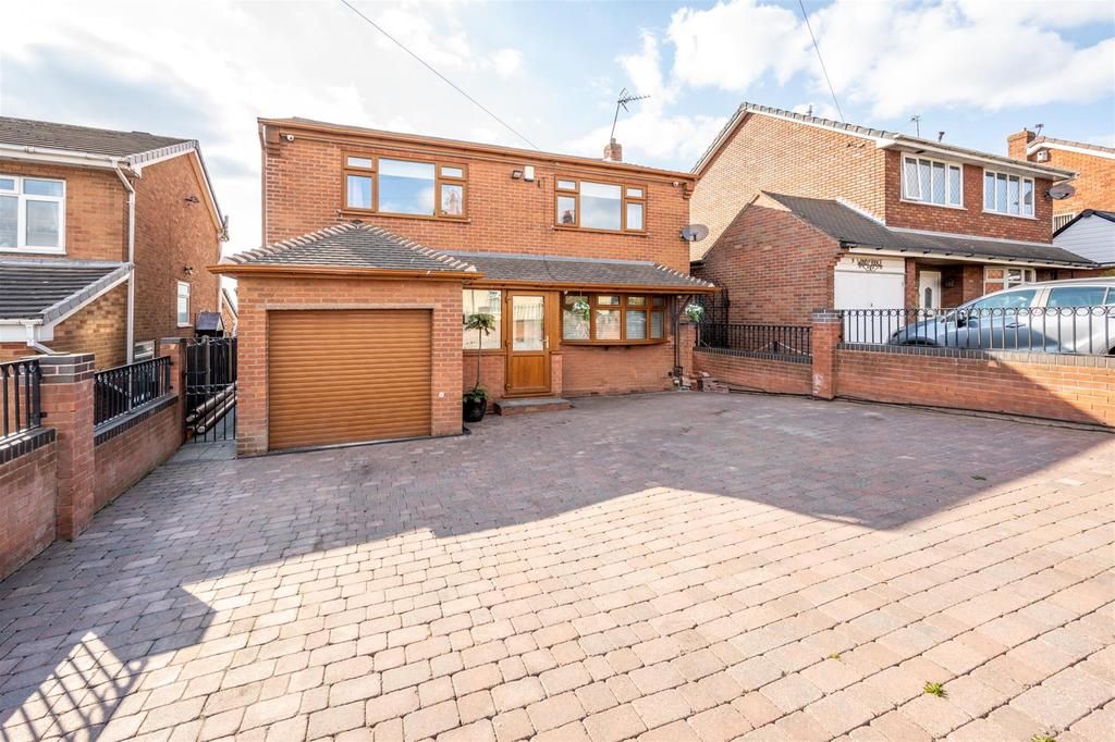 Holloway Street, Upper Gornal, DY3 2EA 3 bed detached house £295,000