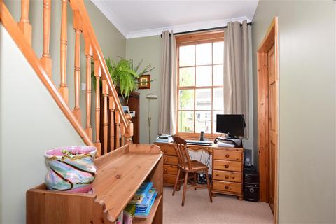 3 Clarence Place, Gravesend, DA12 1LD