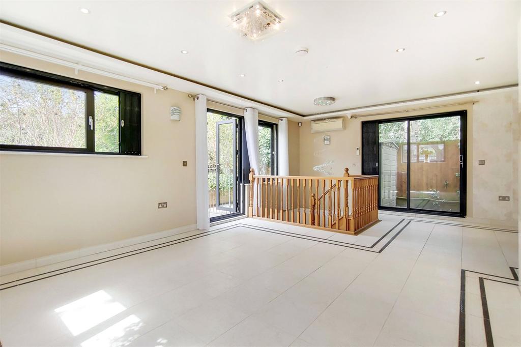Cranley Gardens, London, N10 6 bed semidetached house £5,500 pcm (£