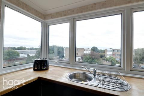 15 Winston Close, Romford, RM7 8LL