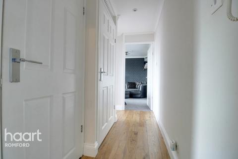 15 Winston Close, Romford, RM7 8LL