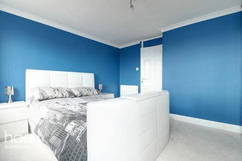 15 Winston Close, Romford, RM7 8LL