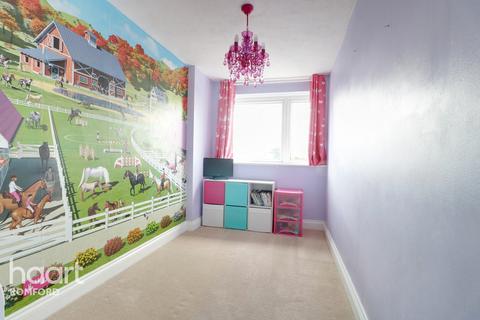 15 Winston Close, Romford, RM7 8LL