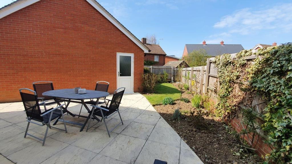 Chaplins Drive, Roade, Northampton NN7 2PX 4 bed detached house £375,000