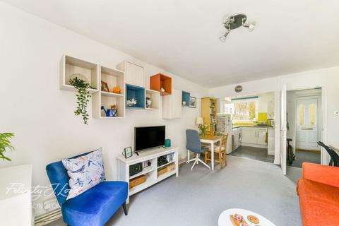 24 Spring Gardens, London, N5 2DT