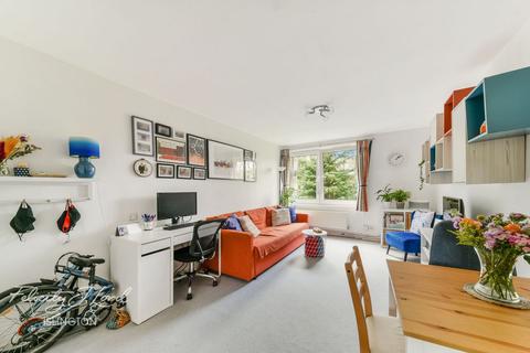 24 Spring Gardens, London, N5 2DT