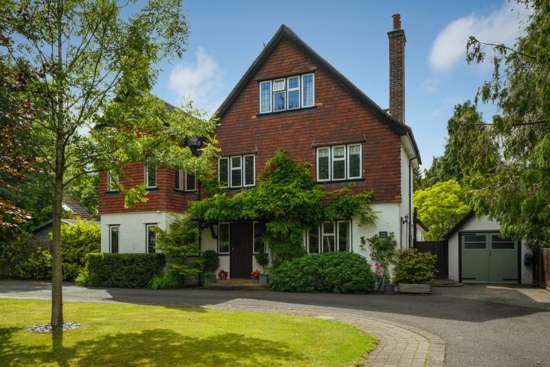 Ashley Road, Walton On Thames, Surrey, KT12 1HR 7 bed detached house £6,995 pcm (£1,614 pw)