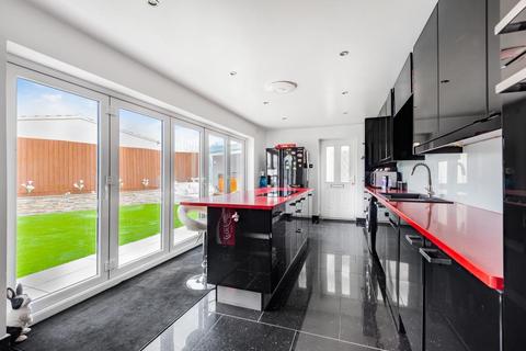7 Larksfield Close, Carterton, OX18 3SY