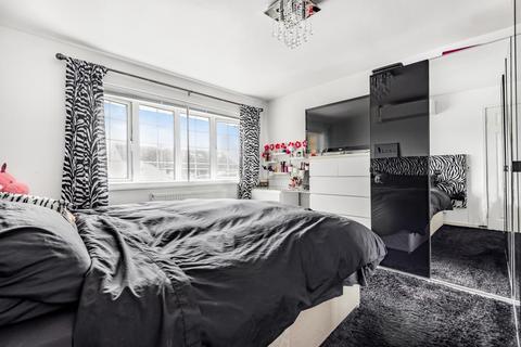 7 Larksfield Close, Carterton, OX18 3SY