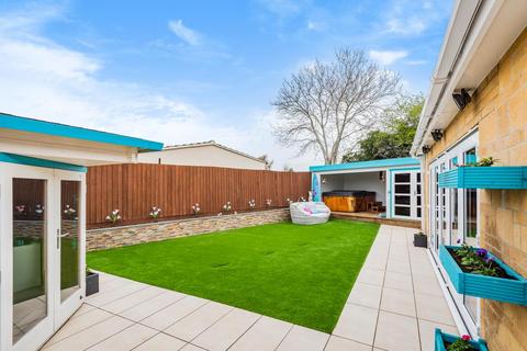 7 Larksfield Close, Carterton, OX18 3SY