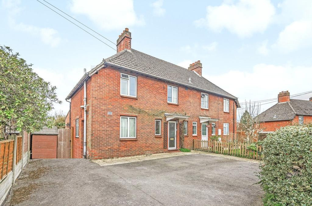 Hoe Road, Waltham... 3 bed semidetached house £419,950
